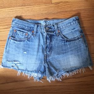 NWT LEVI cutoff shorts size 26